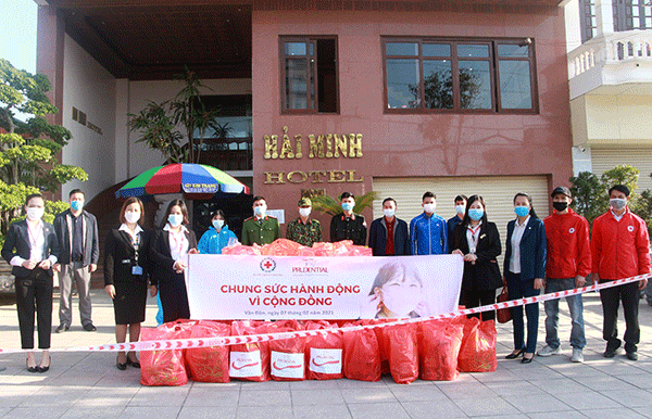 Quảng Ninh: Tặng quà Tết  người  dân đang ở trong các khu cách ly tại Vân Đồn