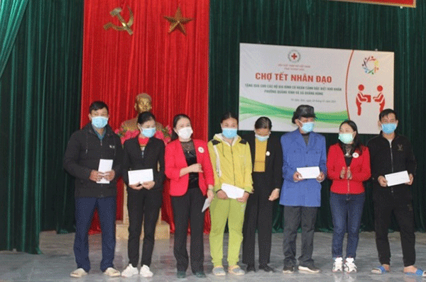 Chia sẻ yêu thương tại phiên “Chợ Tết nhân đạo”