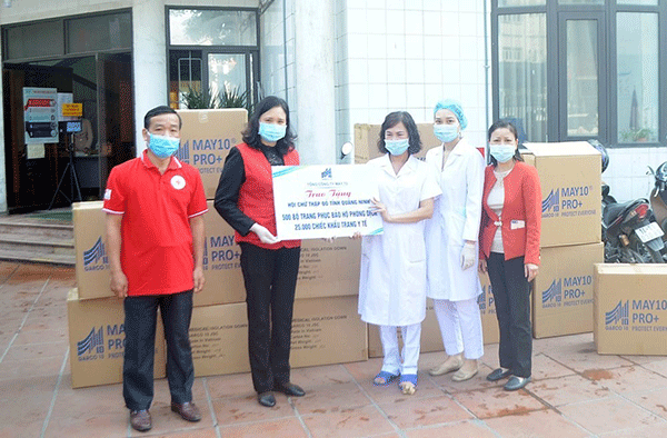 Quảng Ninh: Trao tặng trang phục bảo hộ, khẩu trang y tế, nhu yếu phẩm cho cán bộ y tế và người dân khu cách ly
