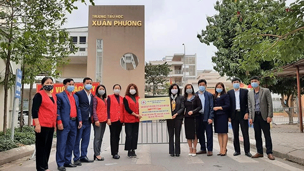 Hà Nội: Trao tặng 10 chiếc tivi cho điểm cách ly trường Tiểu học Xuân Phương