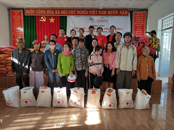 Bình Phước: Phát 5 tấn gạo cho người nghèo