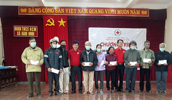 Gia Lai: 250 suất quà Tết trao tặng người dân xã Hàm Ninh, huyện Quảng Ninh, tỉnh Quảng Bình.