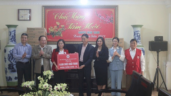 Bắc Giang: Tặng 10.000 chiếc khẩu trang phòng chống dịch Covid-19