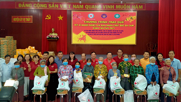 Hậu Giang: Trao 500 suất quà đến bà con nghèo