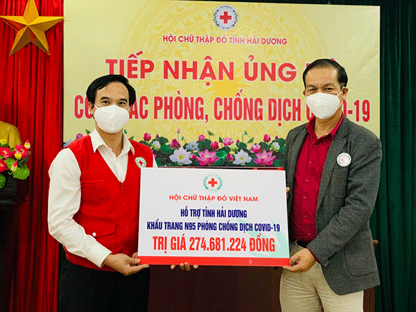 Phó Chủ tịch Hội Chữ thập đỏ Việt Nam Trần Quốc Hùng trao tặng khẩu trang N95 cho Hội Chữ thập đỏ Hải Dương
