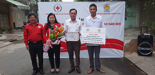 TP Hồ Chí Minh: Trao tặng trang thiết bị y tế cho các phòng khám nhân đạo