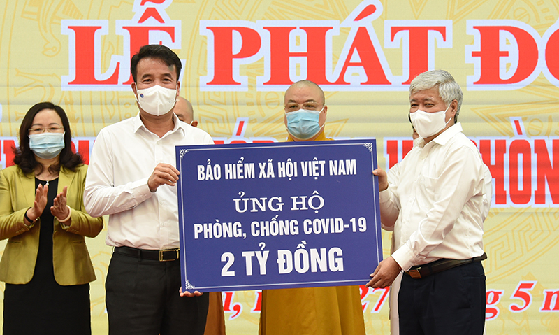 BHXH Việt Nam trao 2 tỷ đồng ủng hộ phòng chống dịch Covid-19