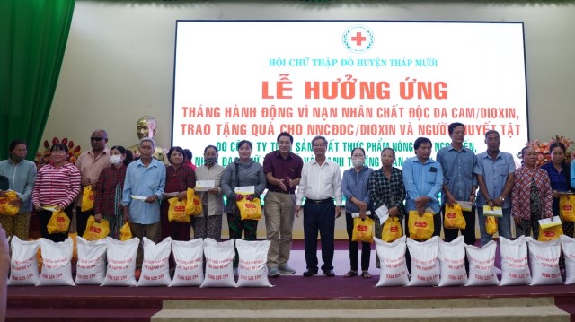Trao tặng 127 phần quà cho nạn nhân chất độc da cam và người khuyết tật
