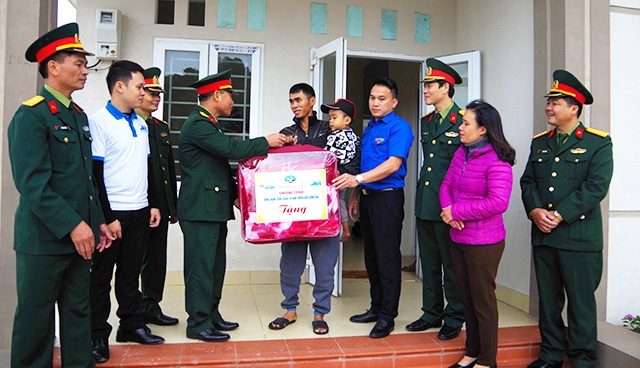 Xuân về trên đảo Trần