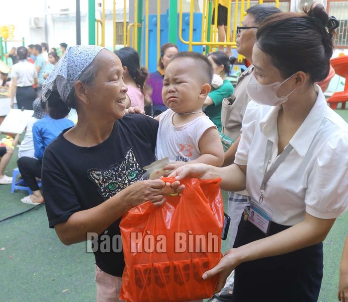 Vui Tết Thiếu nhi cùng bệnh nhi tại Bệnh viện Đa khoa tỉnh Hòa Bình