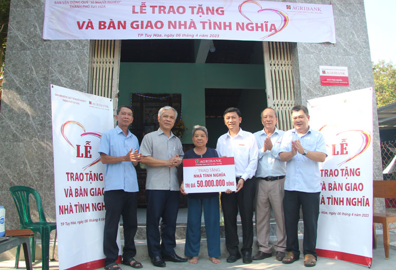 Phú Yên: Nghiệm thu và bàn giao nhà Đại đoàn kết cho các hộ nghèo ở huyện Đồng Xuân, Tây Hòa