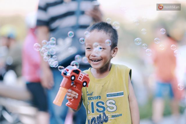 Hành trình mà nhiều người lớn tử tế đang tìm lại niềm vui cho những đứa bé nghèo ở Sài Gòn