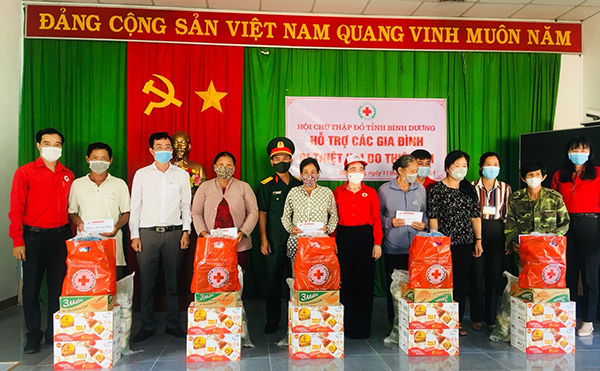 Bình Dương: Tặng quà cho các gia đình khó khăn bị ảnh hưởng bởi lốc xoáy và khu vực cách ly