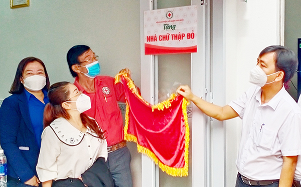 Ninh Kiều (TP. Cần Thơ): Bàn giao nhà Chữ thập đỏ