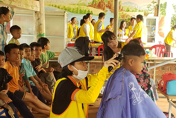 Gia Lai: Khám bệnh, cấp thuốc miễn phí và tặng quà cho đồng bào nghèo huyện Đức Cơ và Chư Sê