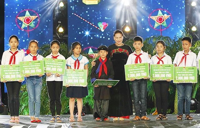 Chủ tịch Quốc hội Nguyễn Thị Kim Ngân dự lễ hội Mặt trăng – Thắp sáng ước mơ thiếu nhi Việt Nam