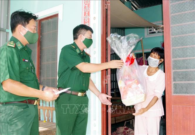 Bộ đội Biên phòng Sóc Trăng chung tay chăm lo Tết cho người dân khó khăn vùng biên giới