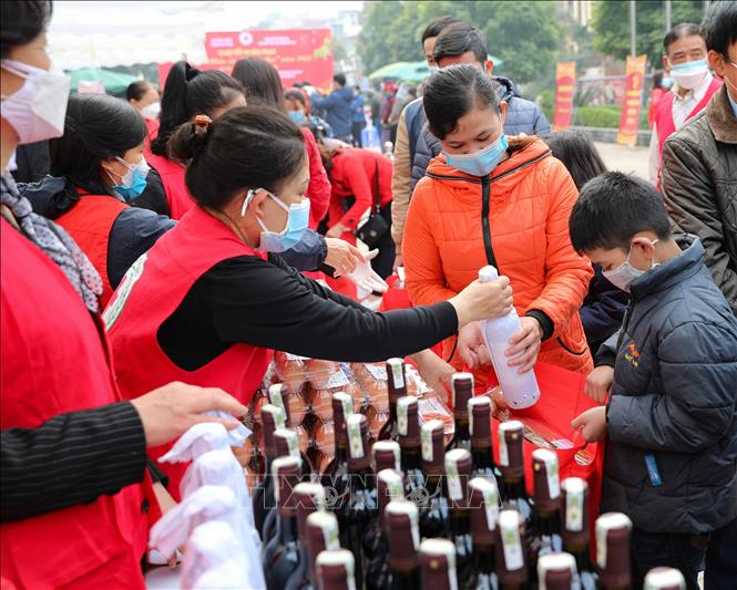 Hà Nội tặng quà Tết, sẻ chia khó khăn với người có hoàn cảnh khó khăn