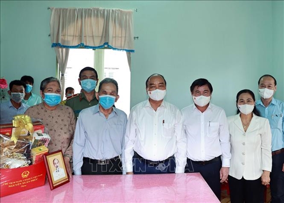 Chủ tịch nước Nguyễn Xuân Phúc thăm, tặng quà gia đình chính sách tại TP Hồ Chí Minh