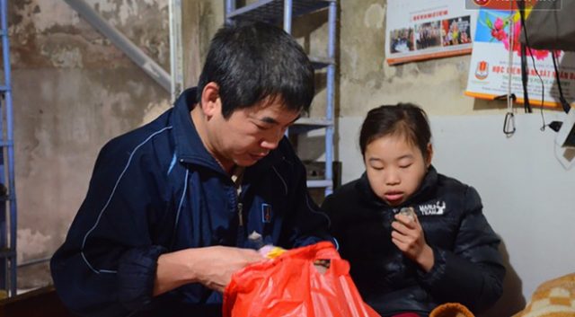 Người bố hơn 3 năm quên Tết, mải miết chạy xe ôm và gánh hàng phở để kiếm tiền chữa bệnh cho con gái