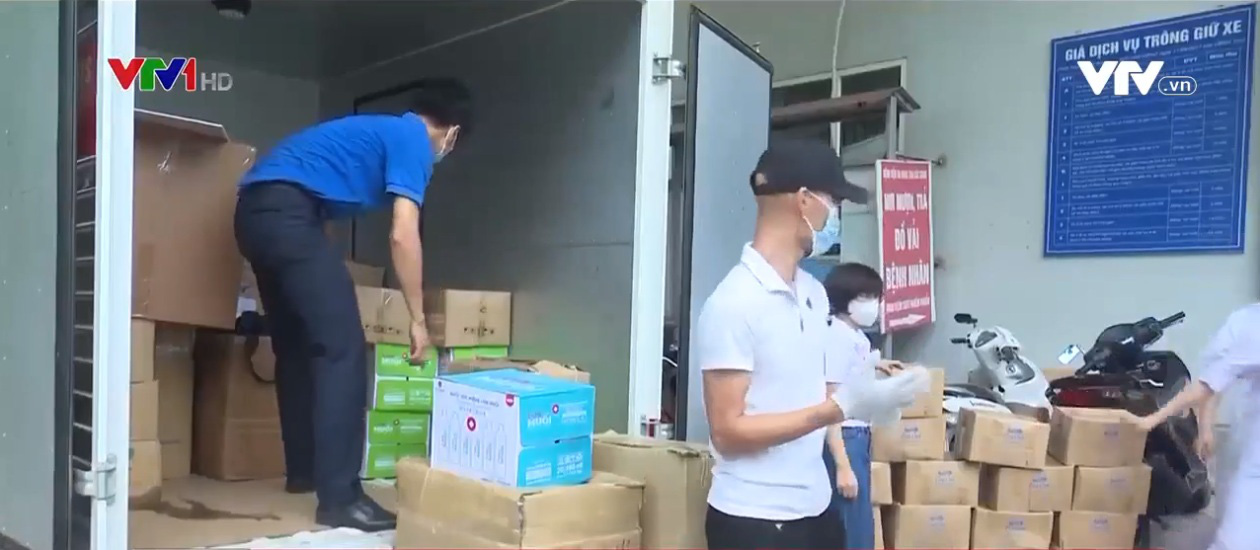 Hàng trăm nghìn khẩu trang, hàng tỷ đồng đồ thiết yếu gửi tới đồng bào ở tâm dịch