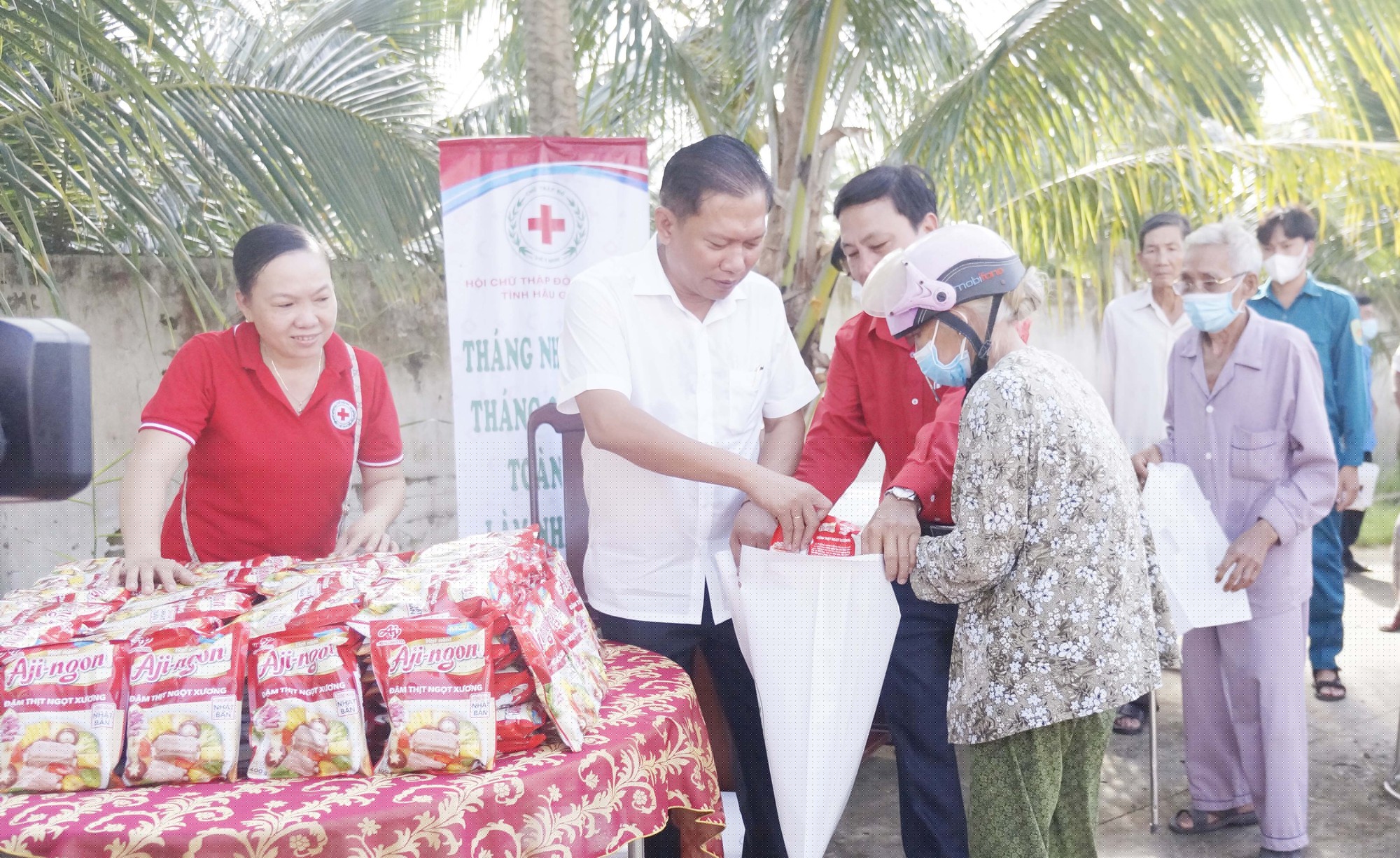 Phiên chợ tình người - Nụ cười hạnh phúc