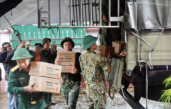 Phân bổ hàng hóa, kịp thời hỗ trợ nhân dân khắc phục hậu quả lũ lụt