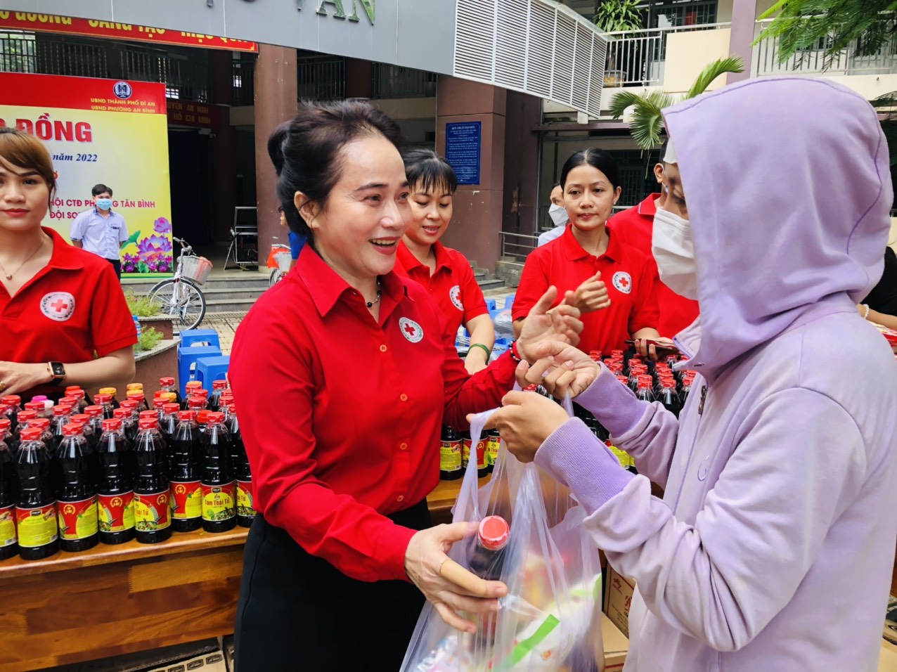 Bình Dương: Hội Chữ thập đỏ Dĩ An (Bình Dương): Tổ chức Phiên “Chợ 0 đồng” lần thứ 34