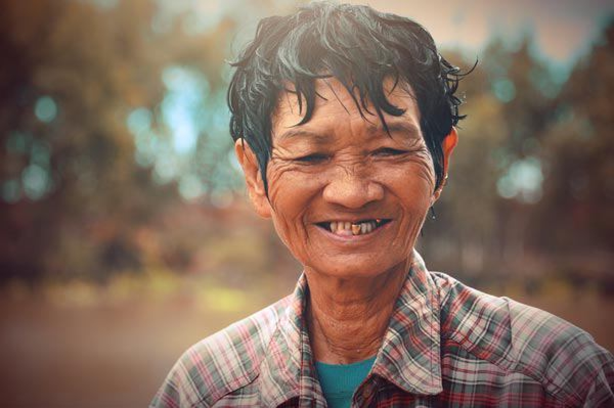 Bà lão dạy bơi miễn phí cho trẻ vùng Tháp Mười