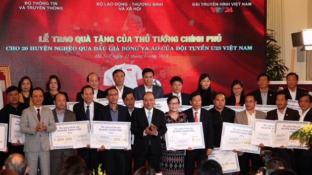 Thủ tướng Nguyễn Xuân Phúc trao kinh phí từ đấu giá quả bóng, áo đội tuyển U23 Việt Nam cho 20 huyện nghèo