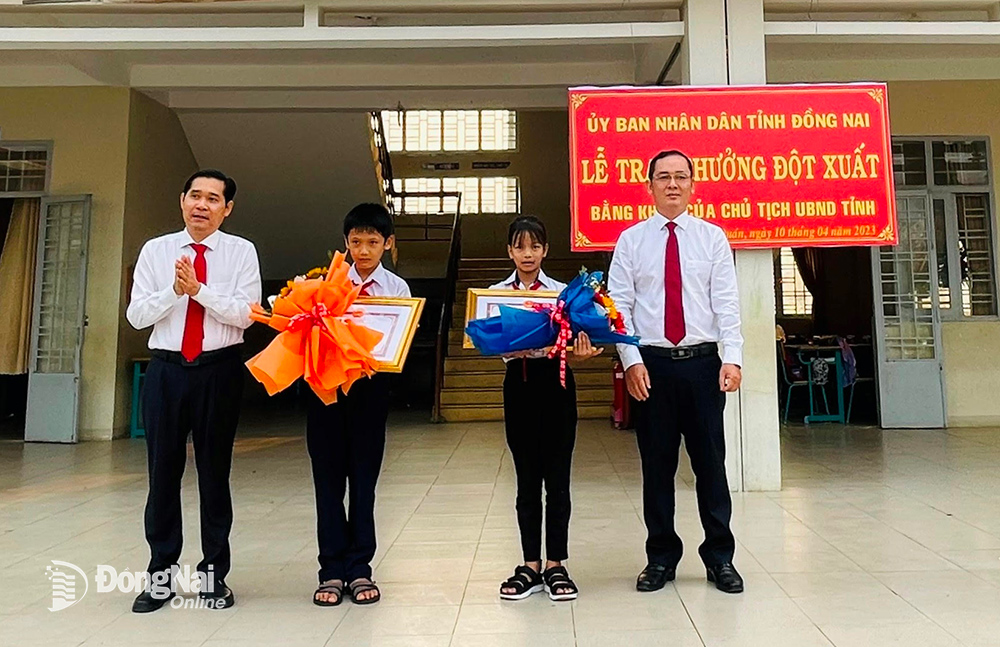 Khen thưởng hai học sinh nhặt được hơn 100 triệu đồng trả người đánh rơi