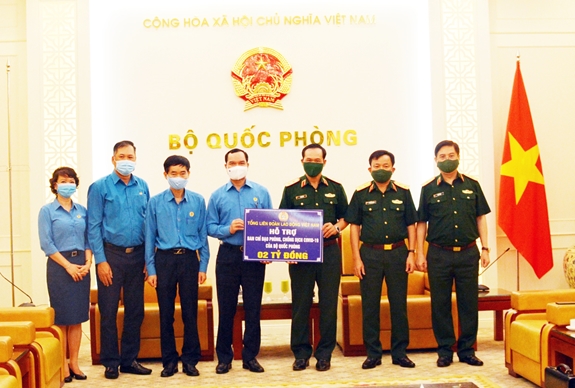 Ban chỉ đạo phòng, chống dịch Covid-19 Bộ Quốc phòng tiếp nhận hỗ trợ 2 tỷ đồng
