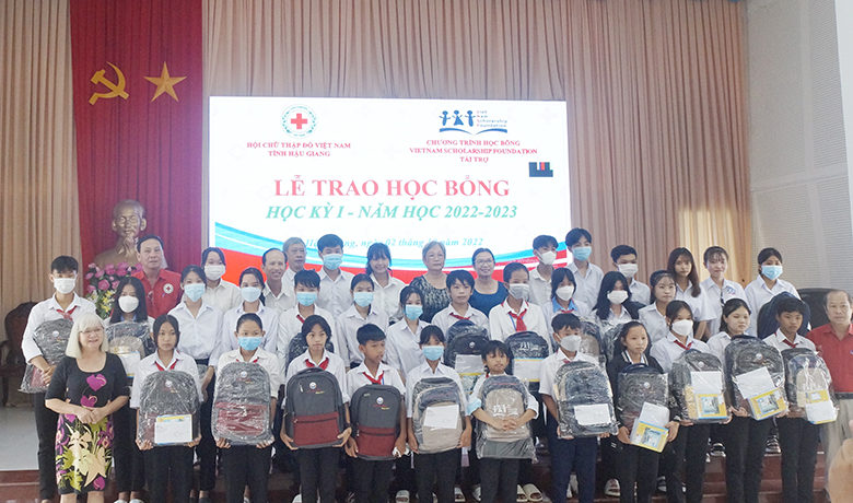 Hậu Giang: Tặng học bổng tiếp sức đến trường