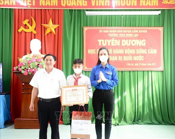 Tuyên dương học sinh lớp 8 dũng cảm cứu 2 bạn nhỏ khỏi đuối nước
