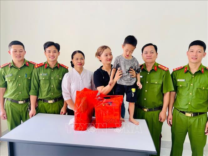 Hai cán bộ Công an Lai Châu cứu sống bé trai bị đuối nước