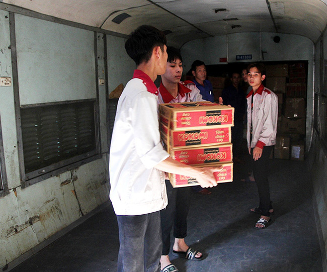 Đường dây nóng tiếp nhận vận chuyển miễn phí hàng cứu trợ vùng lũ