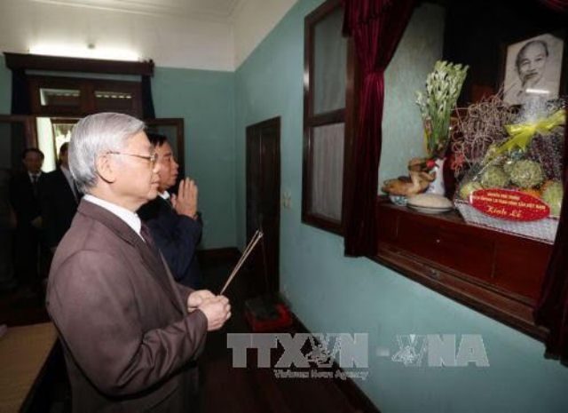 Tổng Bí thư Nguyễn Phú Trọng dâng hương tưởng niệm Bác Hồ
