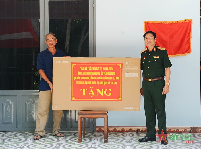 Thượng tướng Nguyễn Tân Cương dự lễ trao nhà Chữ thập đỏ tặng hộ nghèo tại tỉnh Bình Dương