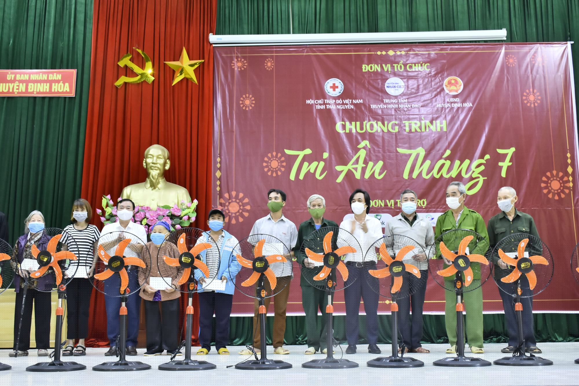 Thái Nguyên: Tặng 300 suất quà cho các gia đình chính sách