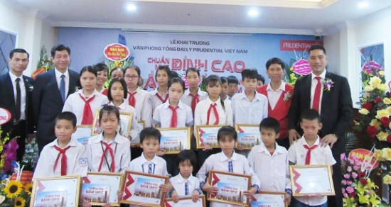 Hà Nam: Trao học bổng cho học sinh nghèo hiếu học