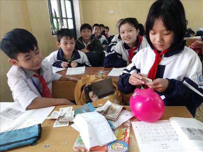 Noi gương Bác, học sinh Hà Tĩnh thực hành tiết kiệm