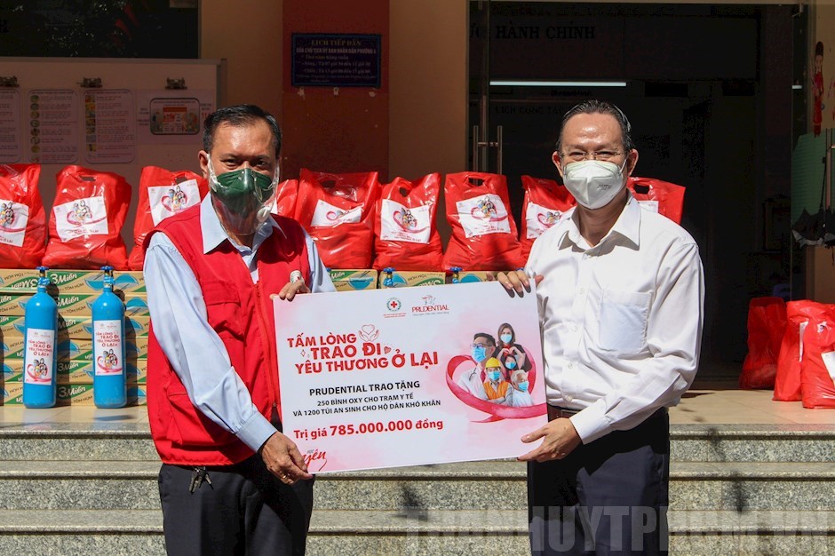 Hội Chữ thập đỏ TP.HCM thực hiện Chương trình “Tấm lòng trao đi – Yêu thương ở lại” trao tặng bình oxy và túi an sinh