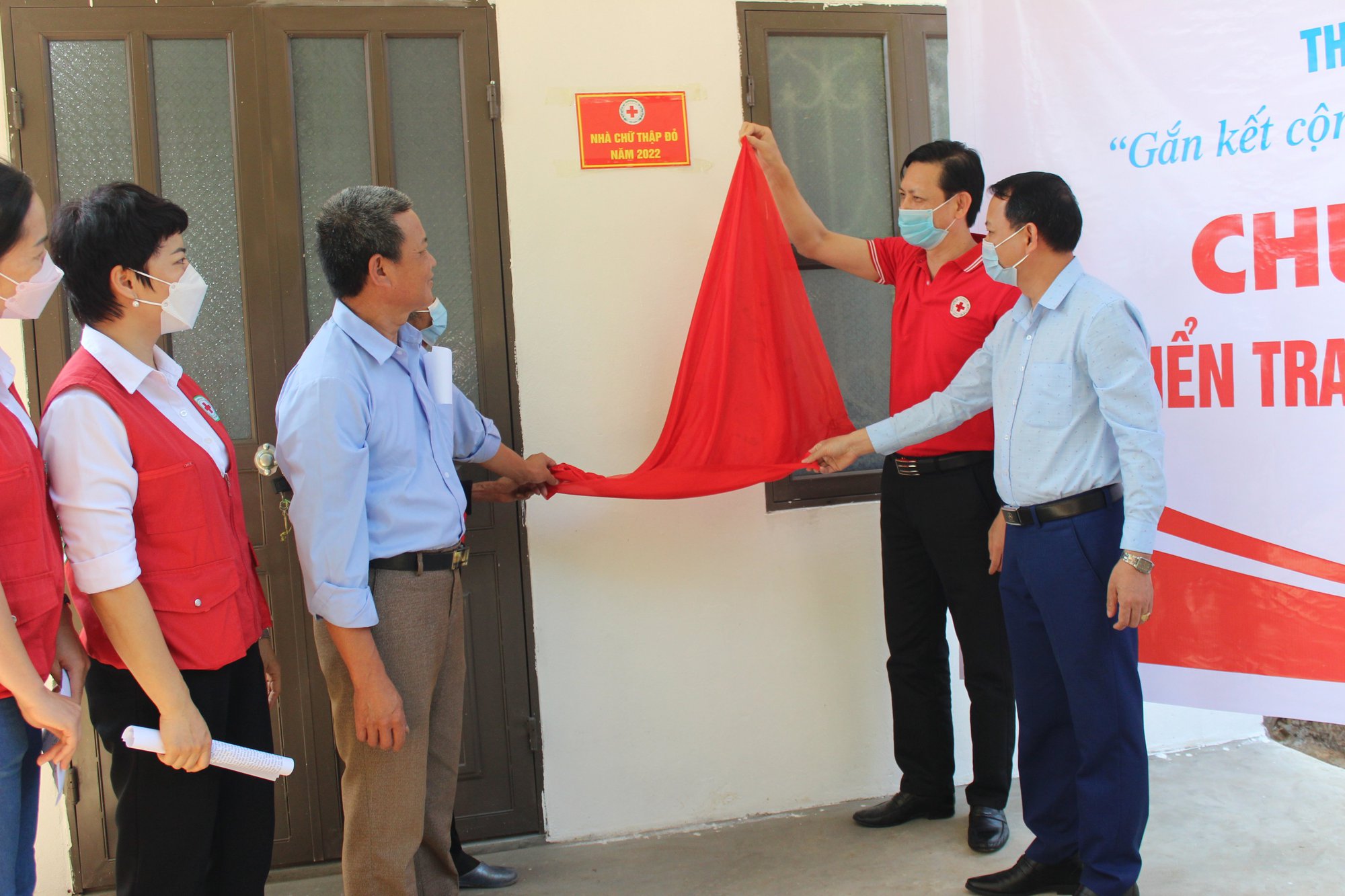 Hòa Bình: Bàn giao nhà Chữ thập đỏ cho hộ gia đình khó khăn