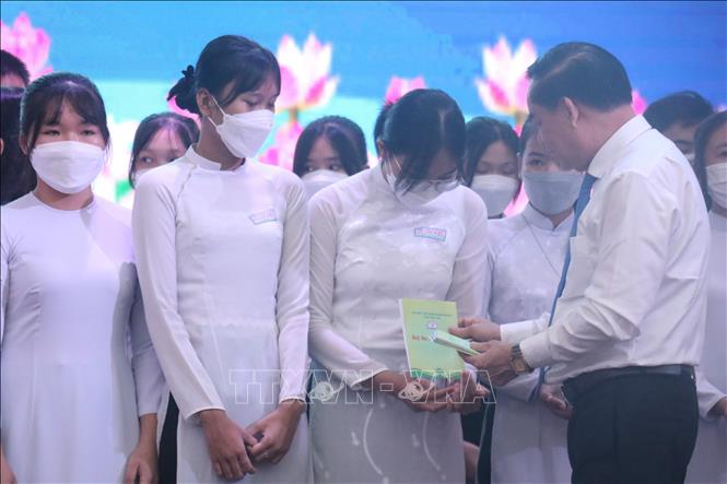 Nâng bước học sinh, sinh viên có hoàn cảnh khó khăn đến trường