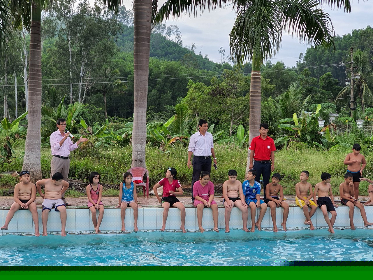 Hội CTĐ Hoài Ân, Bình Định: Bế giảng lớp dạy bơi miễn phí cho trẻ em