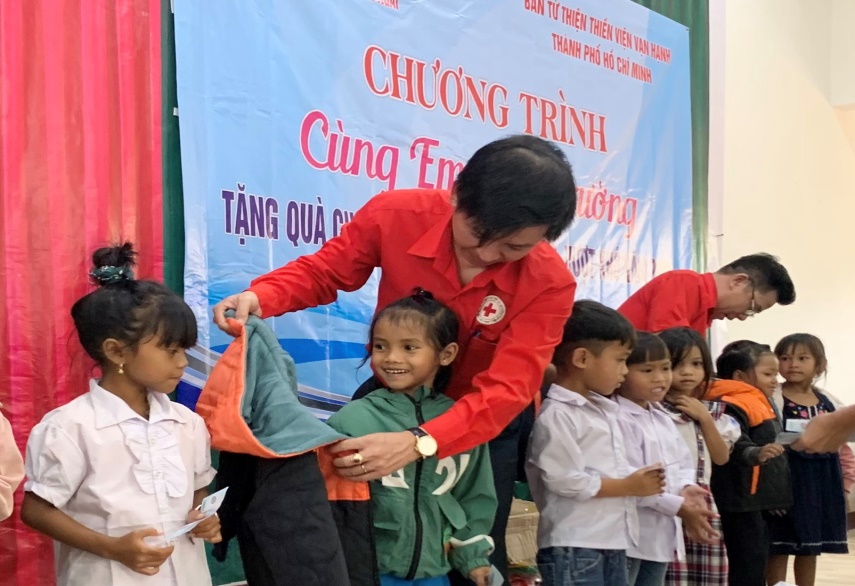 Quảng Ngãi: Tặng 200 suất quà cho học sinh Trường Tiểu học và THCS xã Ba Nam