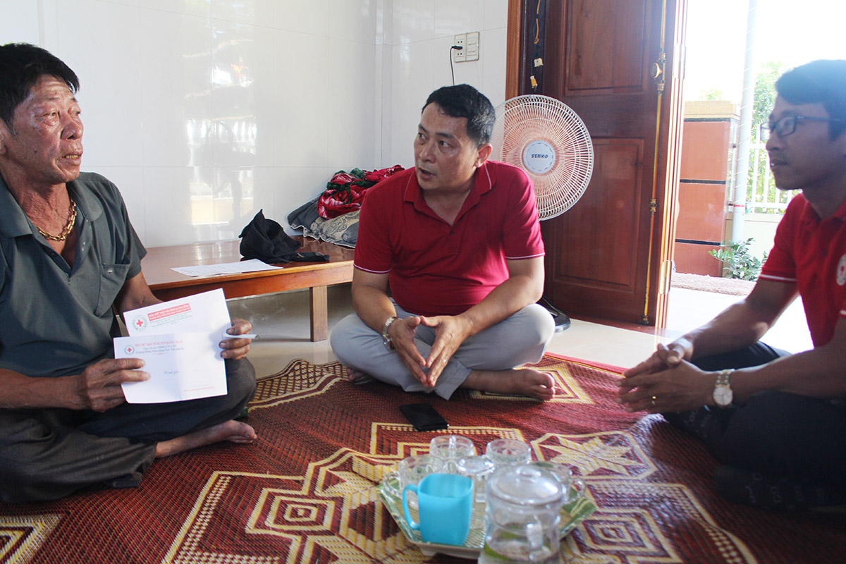 Thăm, động viên các gia đình bị hỏa hoạn và đuối nước tại huyện Quảng Trạch.