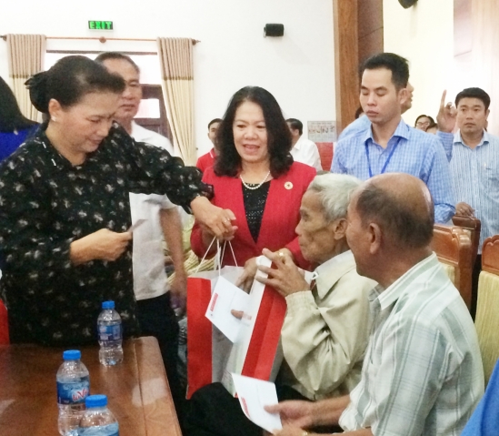 Mang Tết ấm đến với bà con nghèo Hậu Giang