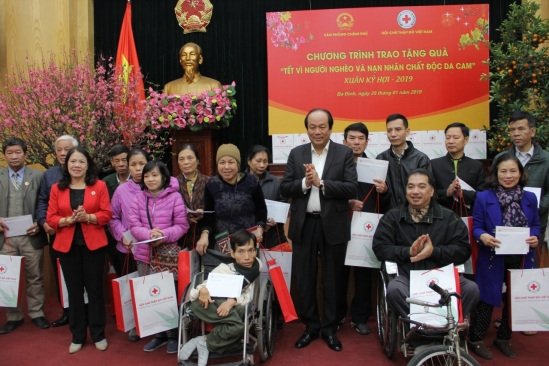 Bộ trưởng Mai Tiến Dũng tặng quà Tết cho hộ khó khăn quận Ba Đình