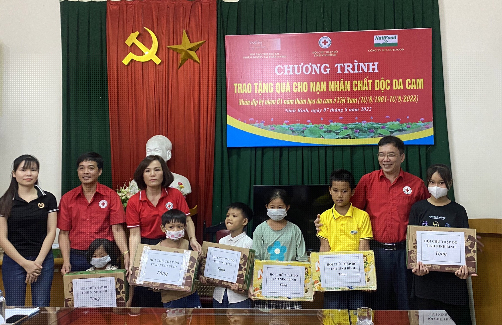 Ninh Bình: Tặng quà cho nạn nhân chất độc da cam